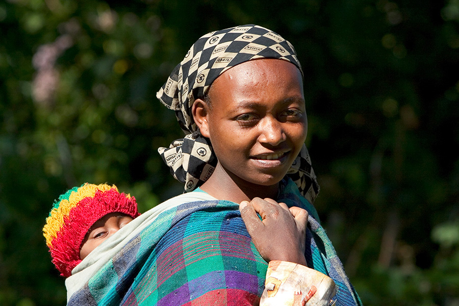 2   Dorze woman with child  Chencha
